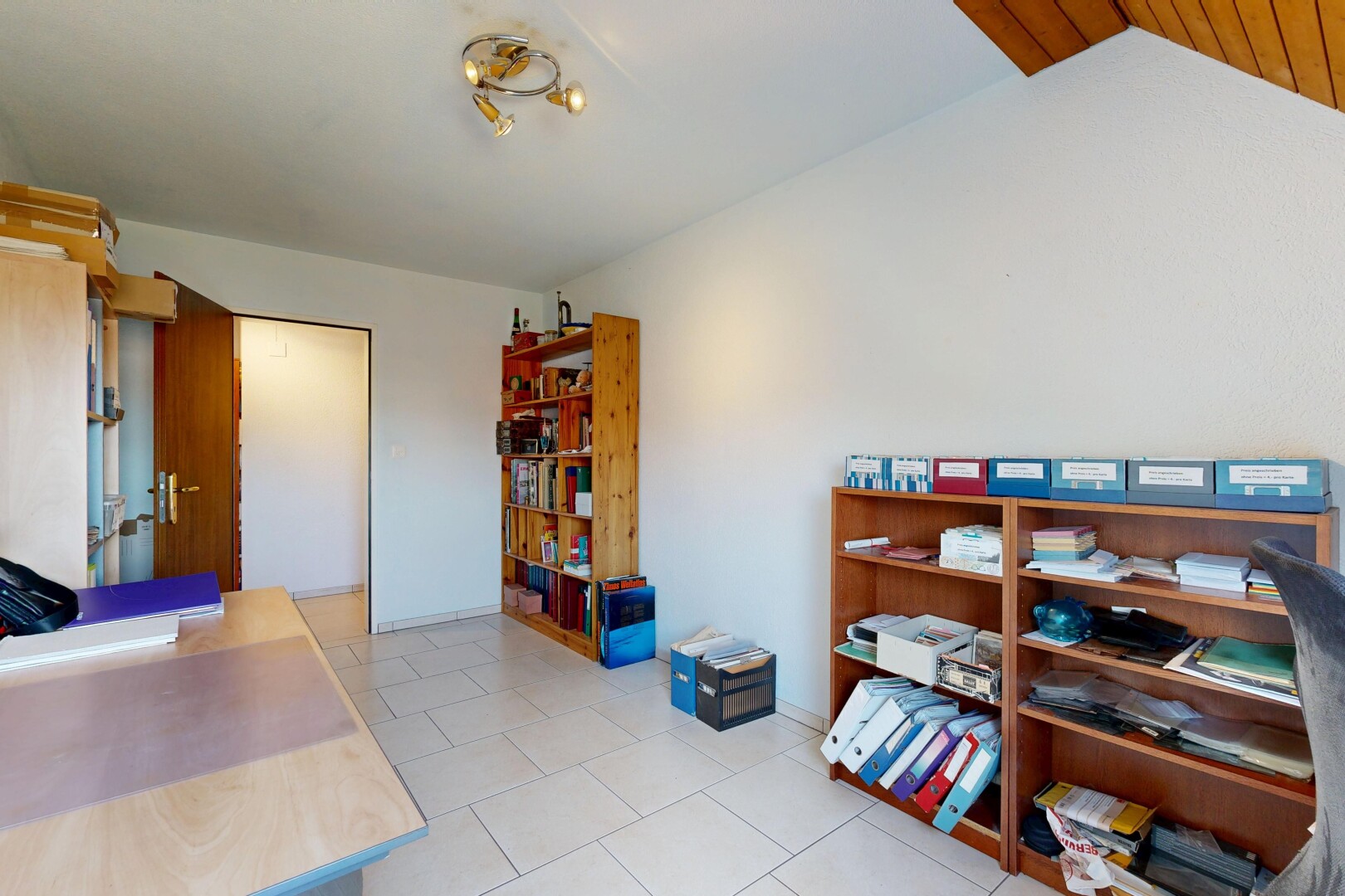zimmer / schlafzimmer mit light floor, inside property, dachschräge, vaulted ceiling, und gipskartonwand