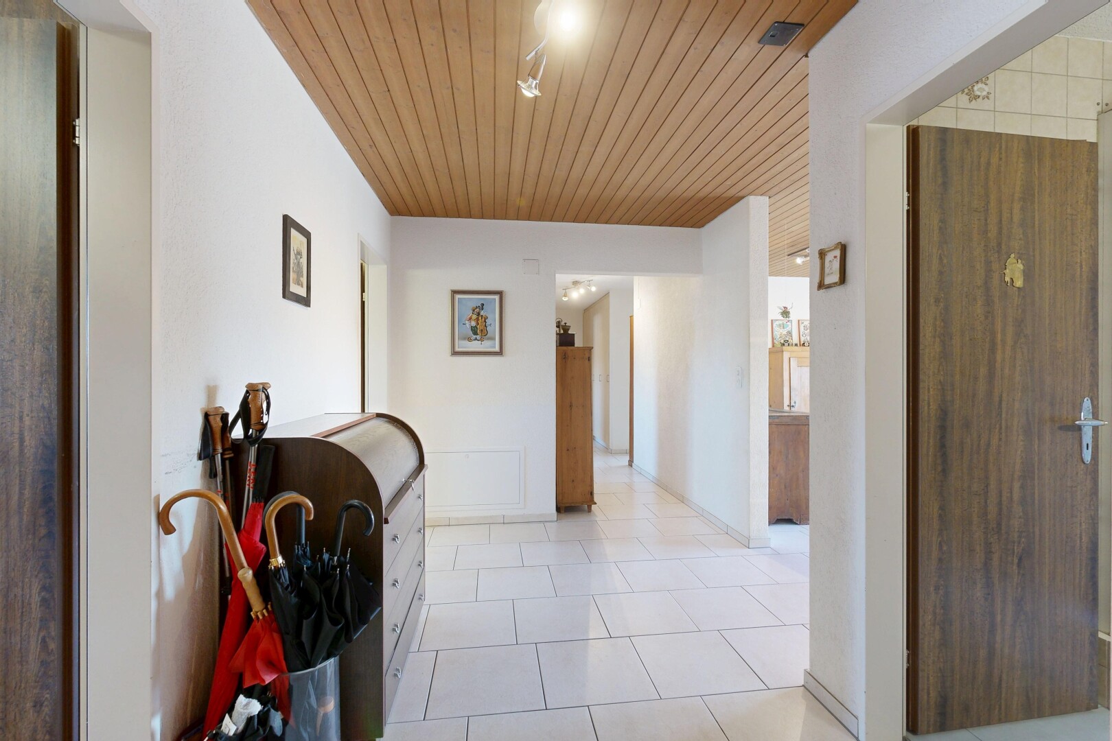 halle / korridor mit wood ceiling, holzdecke, inside property, tile floor, und fliesenboden