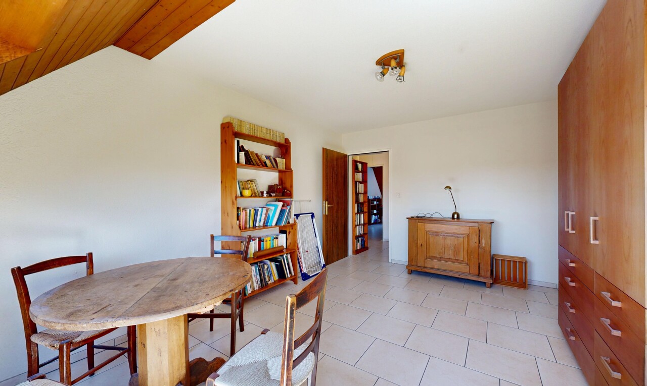 esszimmer mit gipskartonwand, drywall, inside property, dachschräge, und vaulted ceiling