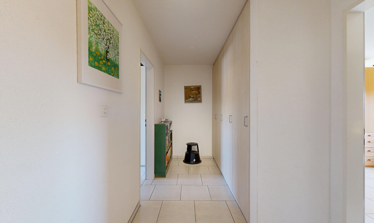 halle / korridor mit inside property, fliesenboden, tile floor, gipskartonwand, und drywall