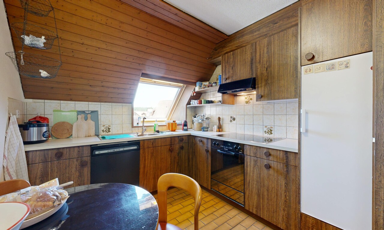 küche mit kühlschrank, ofen, arbeitsplatten, light countertops, und natürliches licht