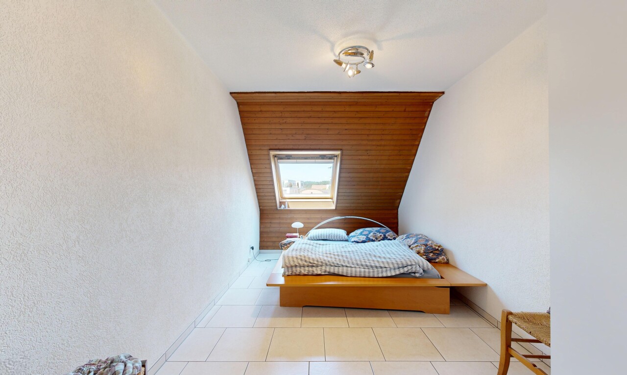 zimmer / schlafzimmer mit light floor, dachschräge, vaulted ceiling, natürliches licht, und natural light