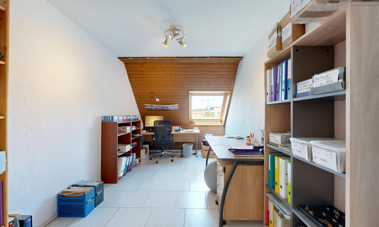 büro mit bürobereich, inside property, natural light, natürliches licht, und light floor