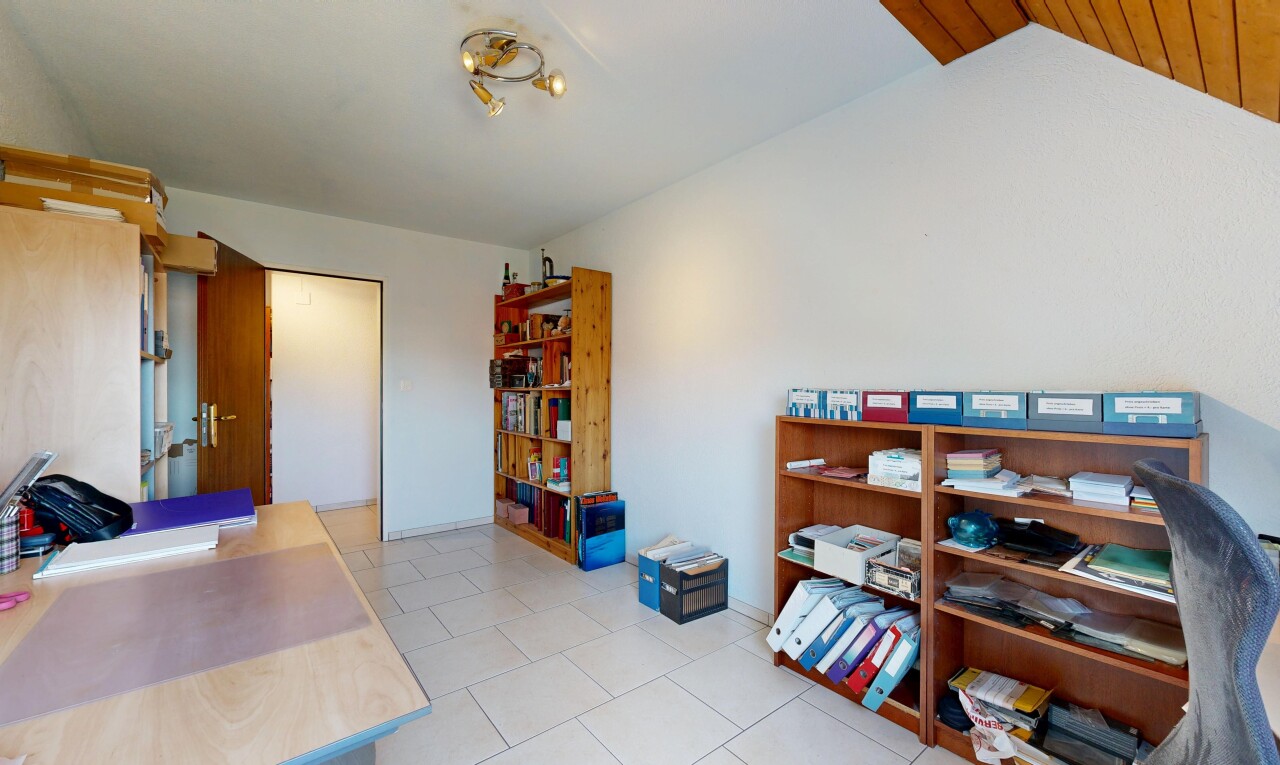 zimmer / schlafzimmer mit light floor, inside property, dachschräge, vaulted ceiling, und gipskartonwand