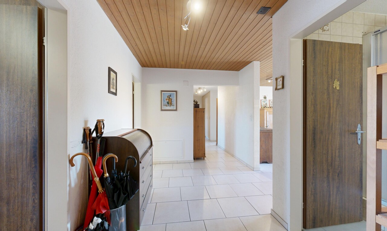halle / korridor mit wood ceiling, holzdecke, inside property, tile floor, und fliesenboden