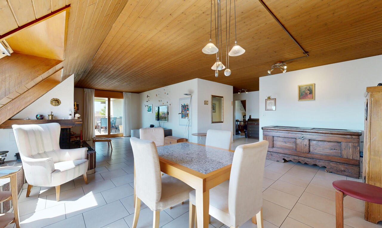 esszimmer mit inside property, holzdecke, wood ceiling, natürliches licht, und natural light