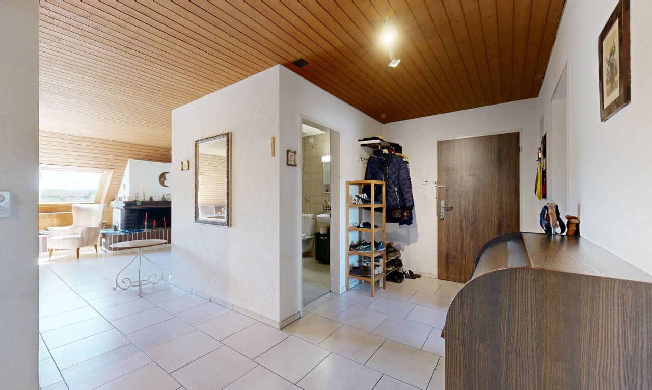 wohnzimmer mit holzdecke, wood ceiling, inside property, fliesenboden, und tile floor
