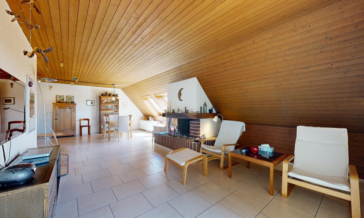 wohnzimmer mit holzdecke, wood ceiling, dachschräge, vaulted ceiling, und niedrige decke
