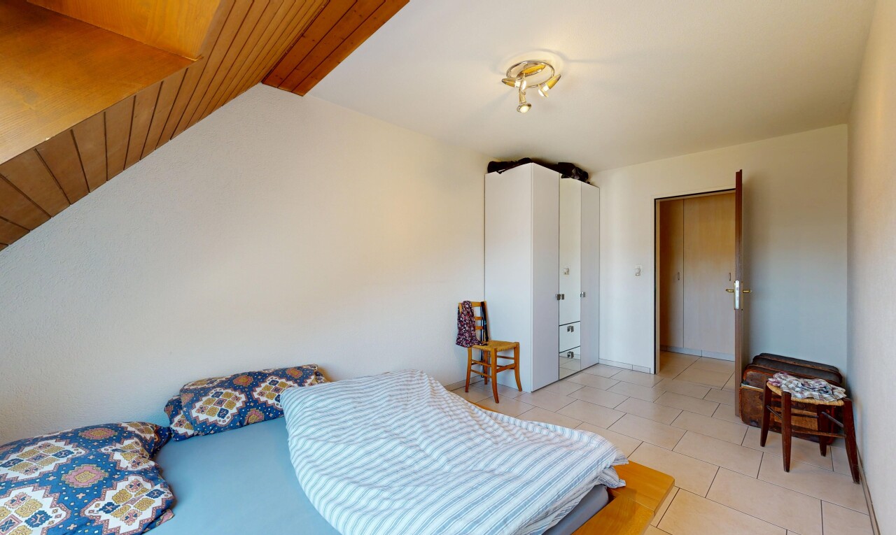 zimmer / schlafzimmer mit gipskartonwand, drywall, fliesenboden, tile floor, und inside property