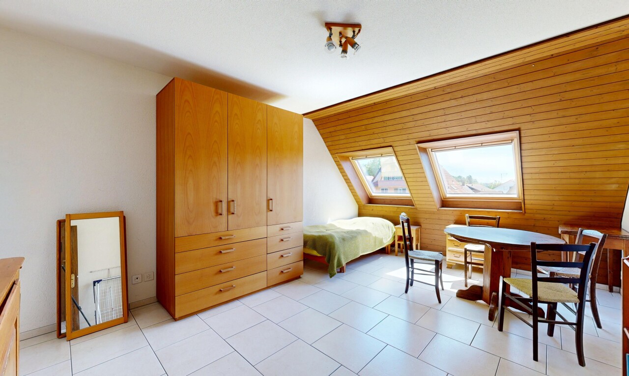 zimmer / schlafzimmer mit inside property, light floor, dachschräge, vaulted ceiling, und natürliches licht