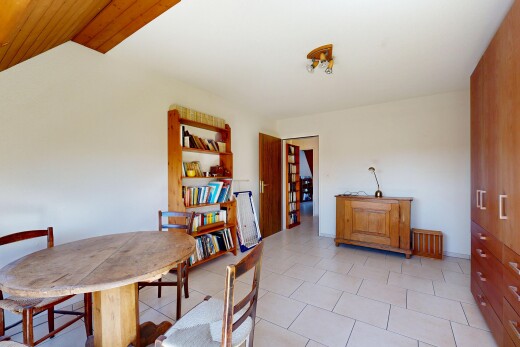 esszimmer mit gipskartonwand, drywall, inside property, dachschräge, und vaulted ceiling