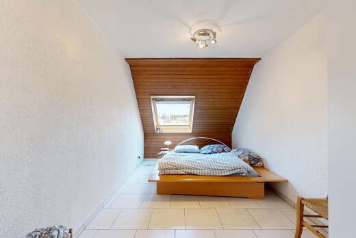 zimmer / schlafzimmer mit light floor, dachschräge, vaulted ceiling, natürliches licht, und natural light