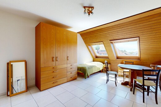 zimmer / schlafzimmer mit inside property, light floor, dachschräge, vaulted ceiling, und natürliches licht