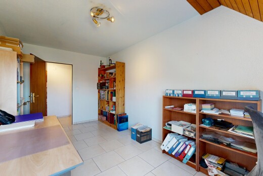 zimmer / schlafzimmer mit light floor, inside property, dachschräge, vaulted ceiling, und gipskartonwand