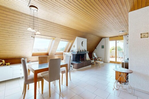 wohn- / esszimmer mit wood ceiling, holzdecke, inside property, natural light, und natürliches licht