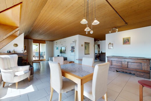 esszimmer mit inside property, holzdecke, wood ceiling, natürliches licht, und natural light