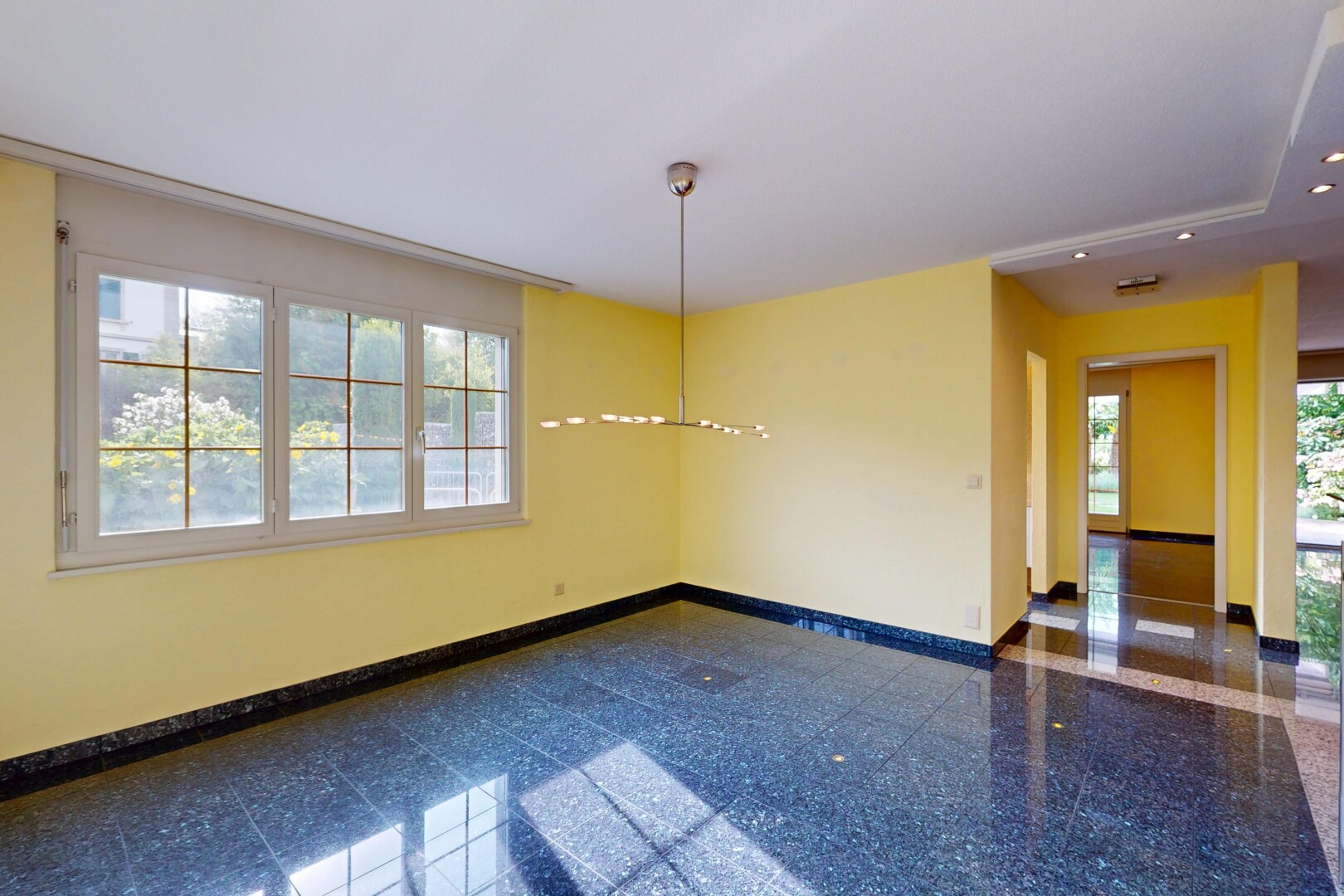 pièce vide avec natural light, lumière naturelle, baseboards wall, plinthes murales, et drywall
