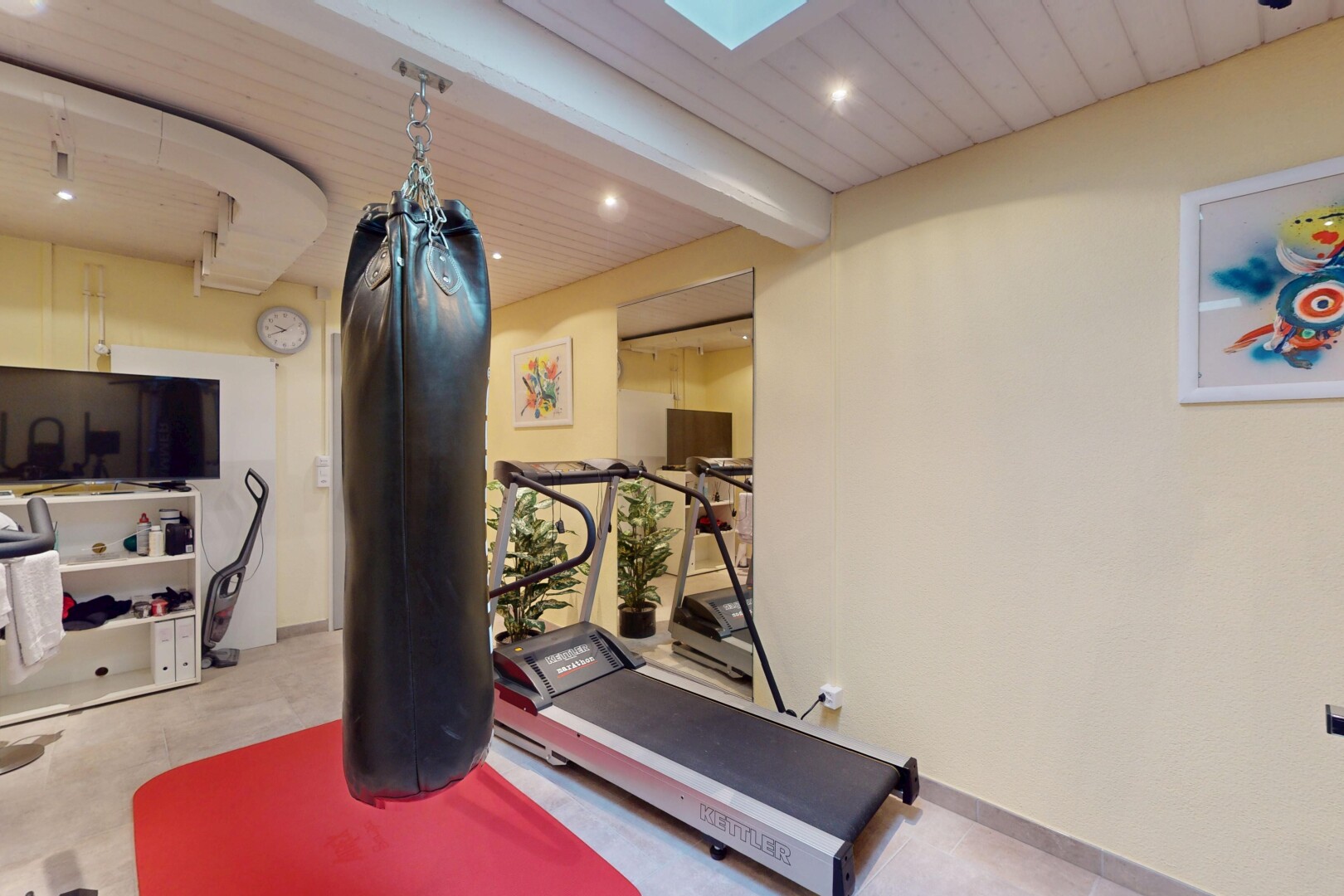 gym avec télévision, beamed ceiling, inside property, puits de lumière, et cloison sèche