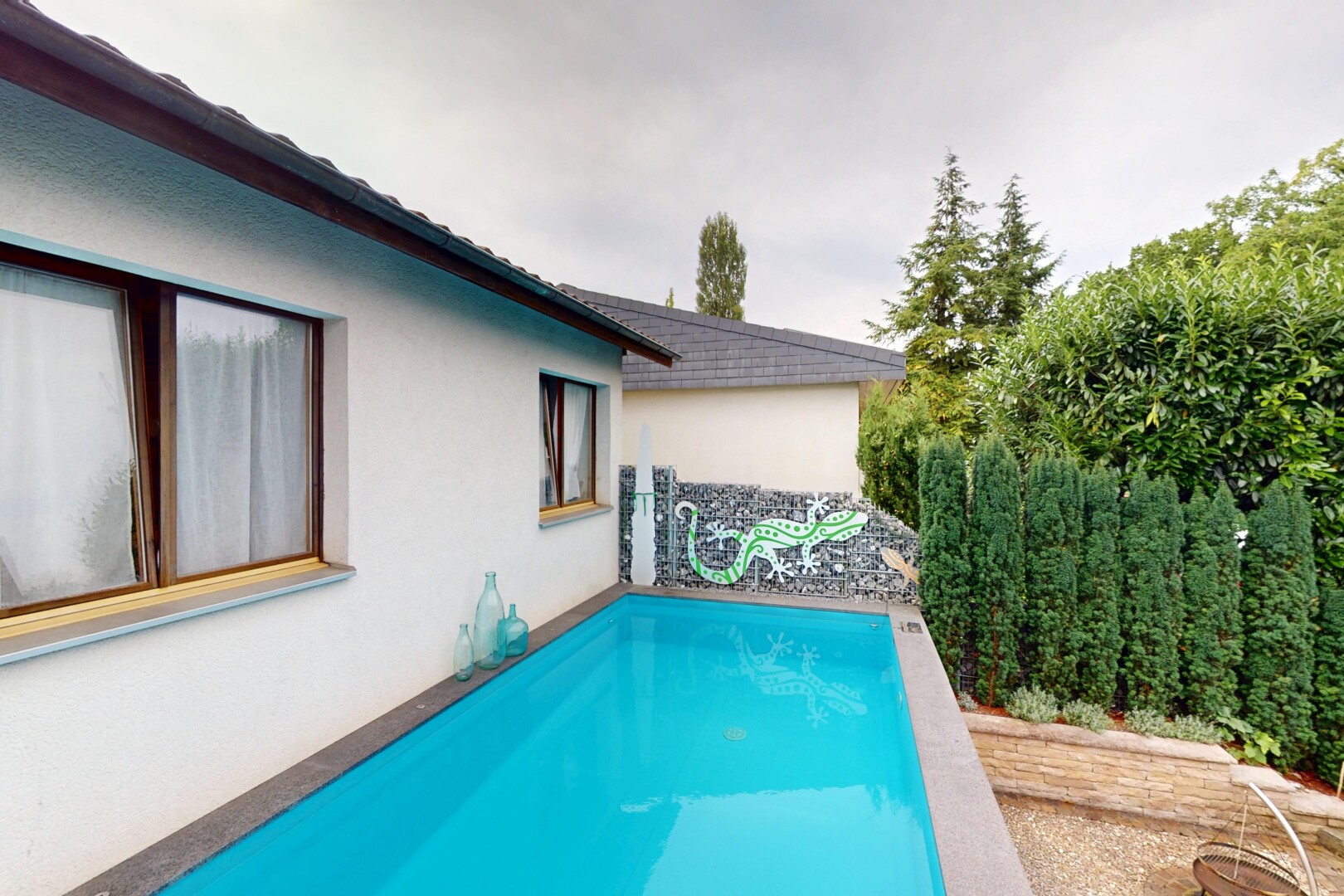 piscine avec terrasse, overcast, piscine, et property visible