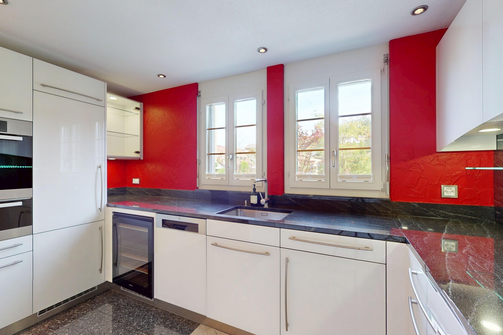 cuisine avec armoires blanches, natural light, lumière naturelle, granite finish floor, et sol en finition granit