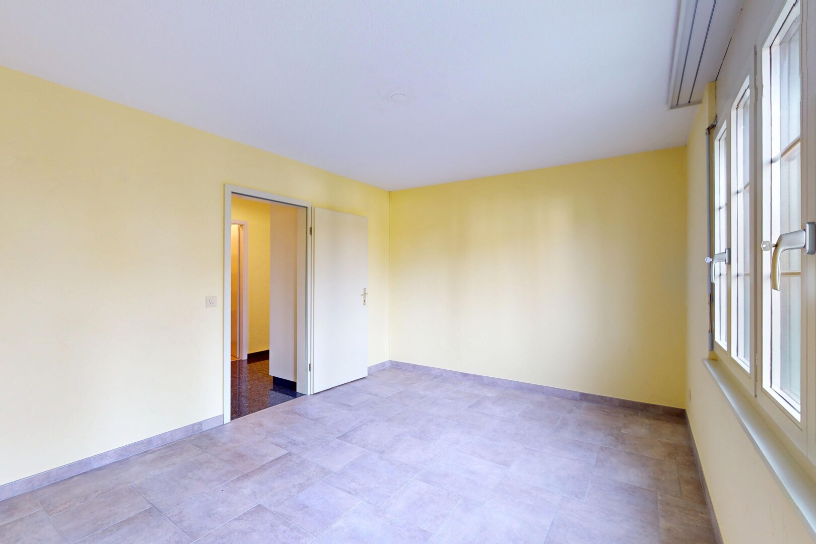 pièce vide avec natural light, lumière naturelle, inside property, drywall, et cloison sèche