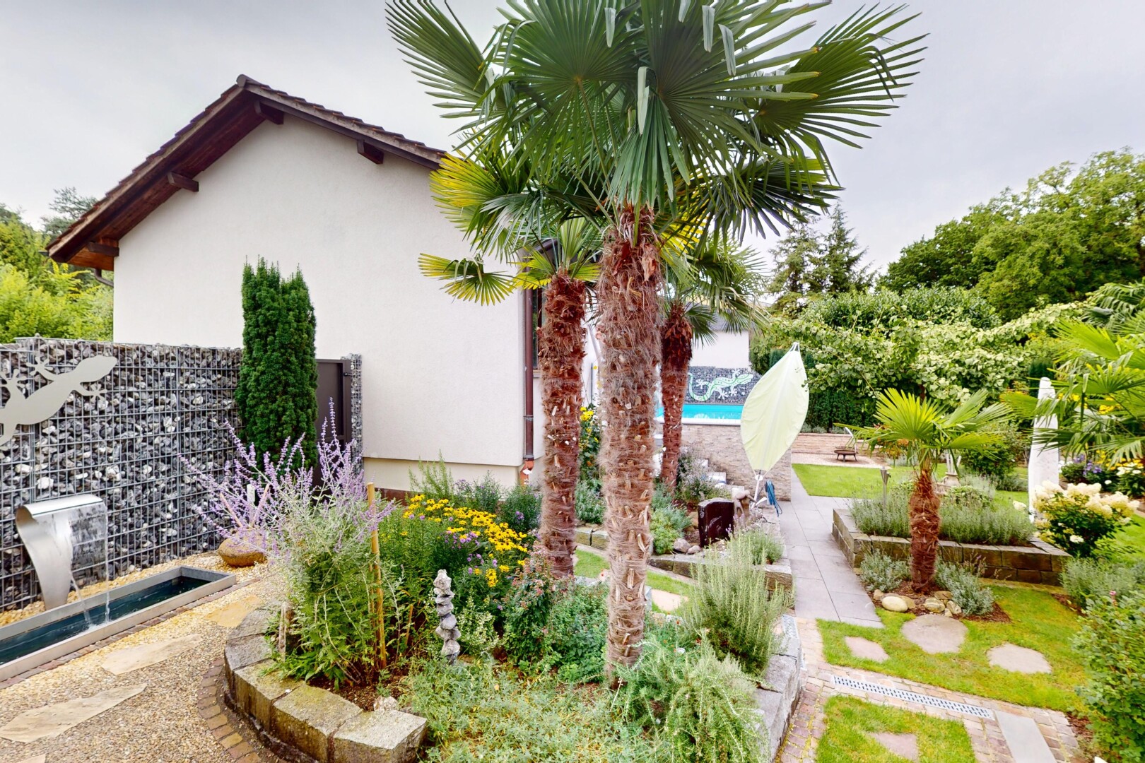 jardin avec overcast et property visible