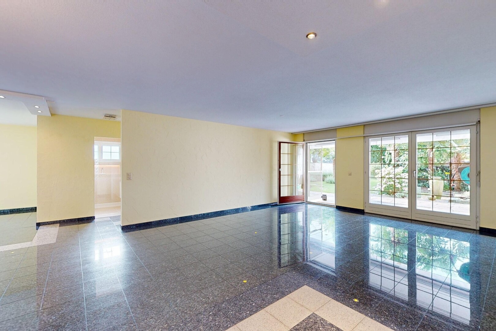 pièce vide avec natural light, lumière naturelle, inside property, drywall, et cloison sèche