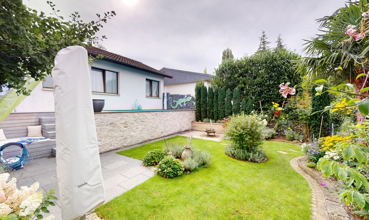 jardin avec terrasse, property visible, overcast, et pelouse