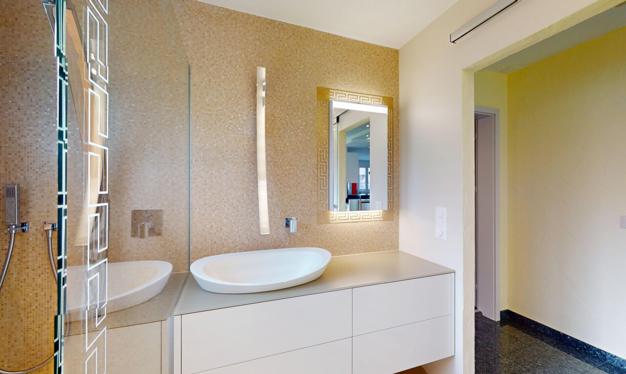 salle de bains avec lavabo (ou coiffeuse selon le contexte), miroir, inside property, plinthes murales, et baseboards wall