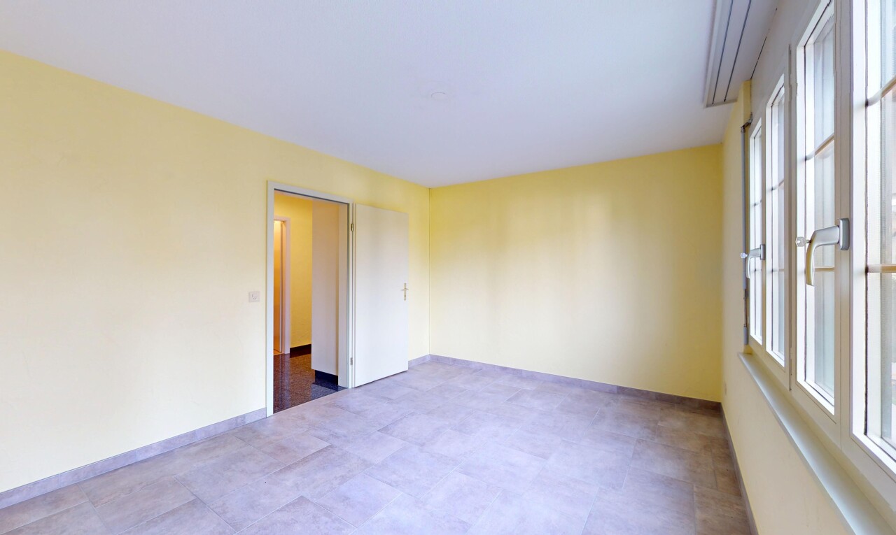 pièce vide avec natural light, lumière naturelle, inside property, drywall, et cloison sèche