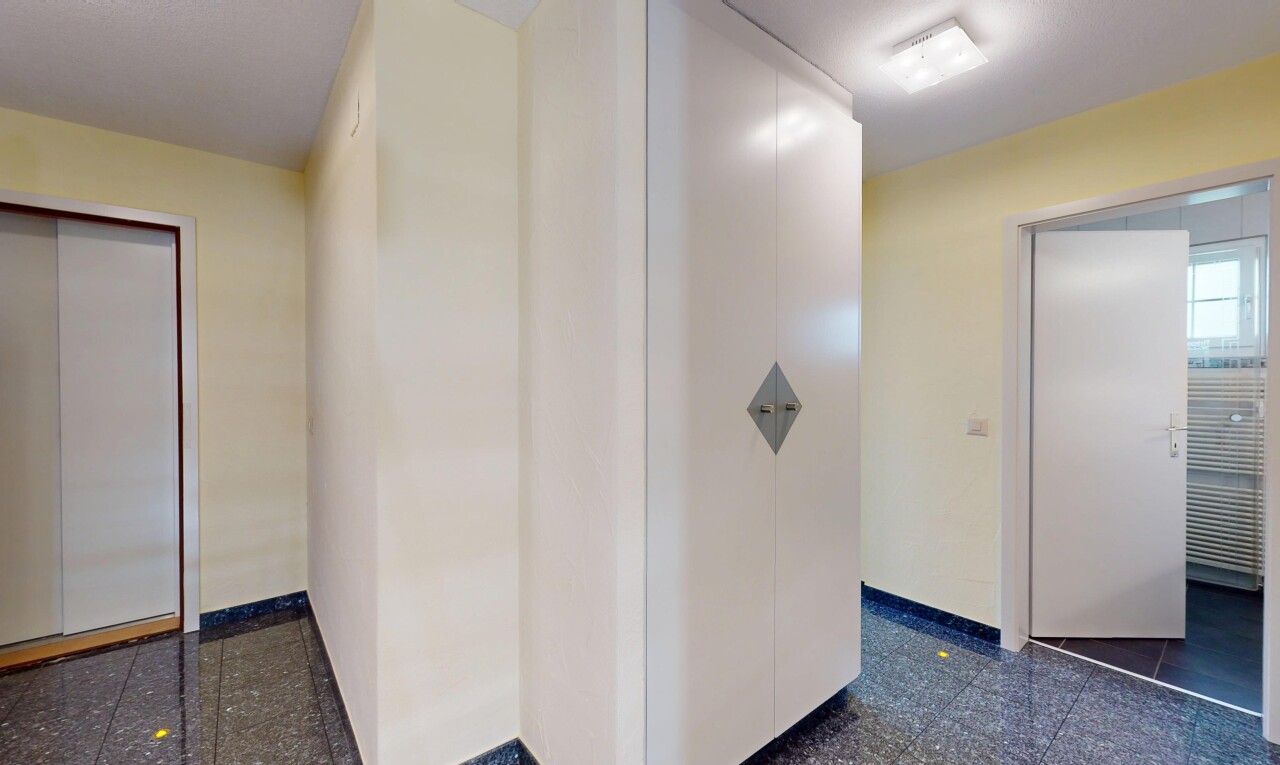 couloir avec granite finish floor, sol en finition granit, granite tile, drywall, et cloison sèche