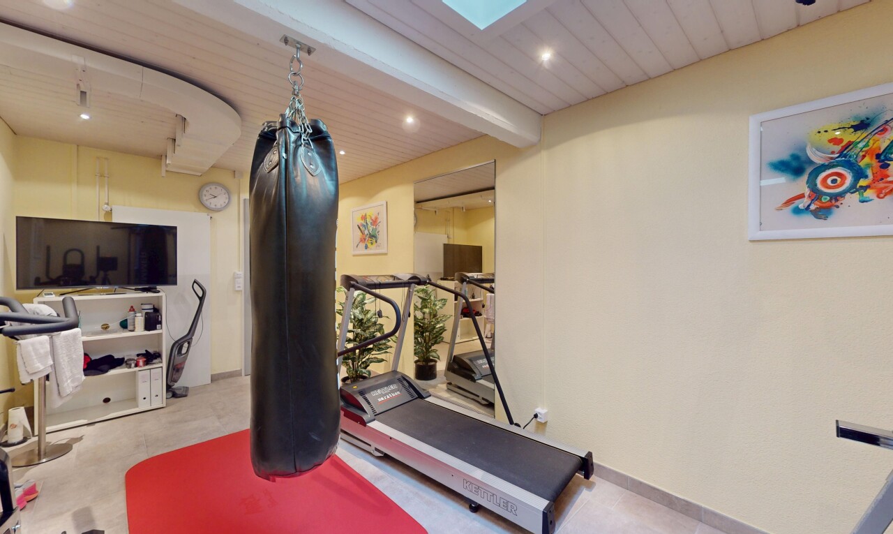 gym avec télévision, beamed ceiling, inside property, puits de lumière, et cloison sèche