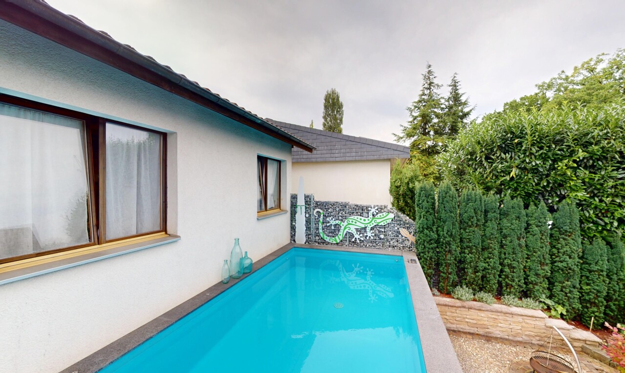piscine avec terrasse, overcast, piscine, et property visible