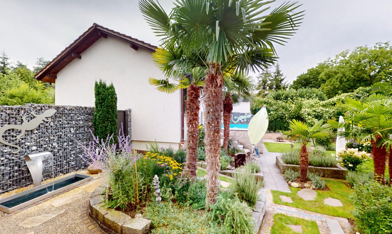 jardin avec overcast et property visible