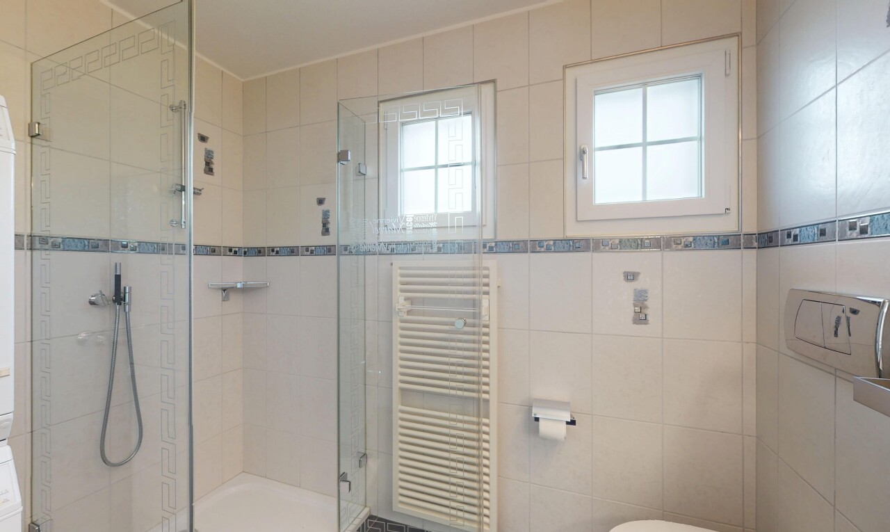 salle de bains avec radiateur, salle de bain complète, natural light, lumière naturelle, et douche