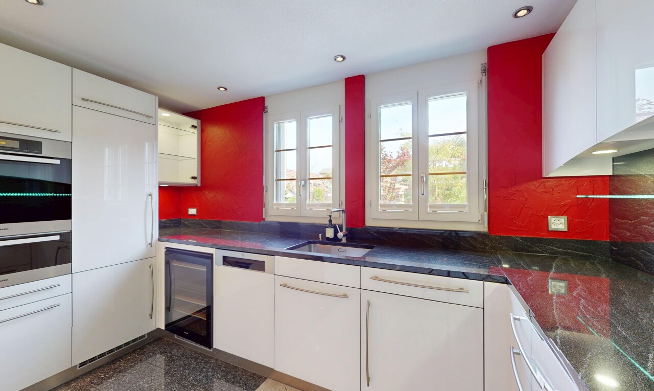 cuisine avec armoires blanches, natural light, lumière naturelle, granite finish floor, et sol en finition granit