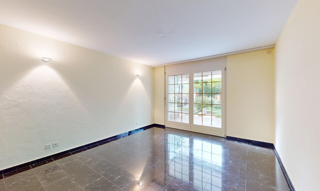 pièce vide avec lumière naturelle, natural light, plinthes murales, baseboards wall, et inside property