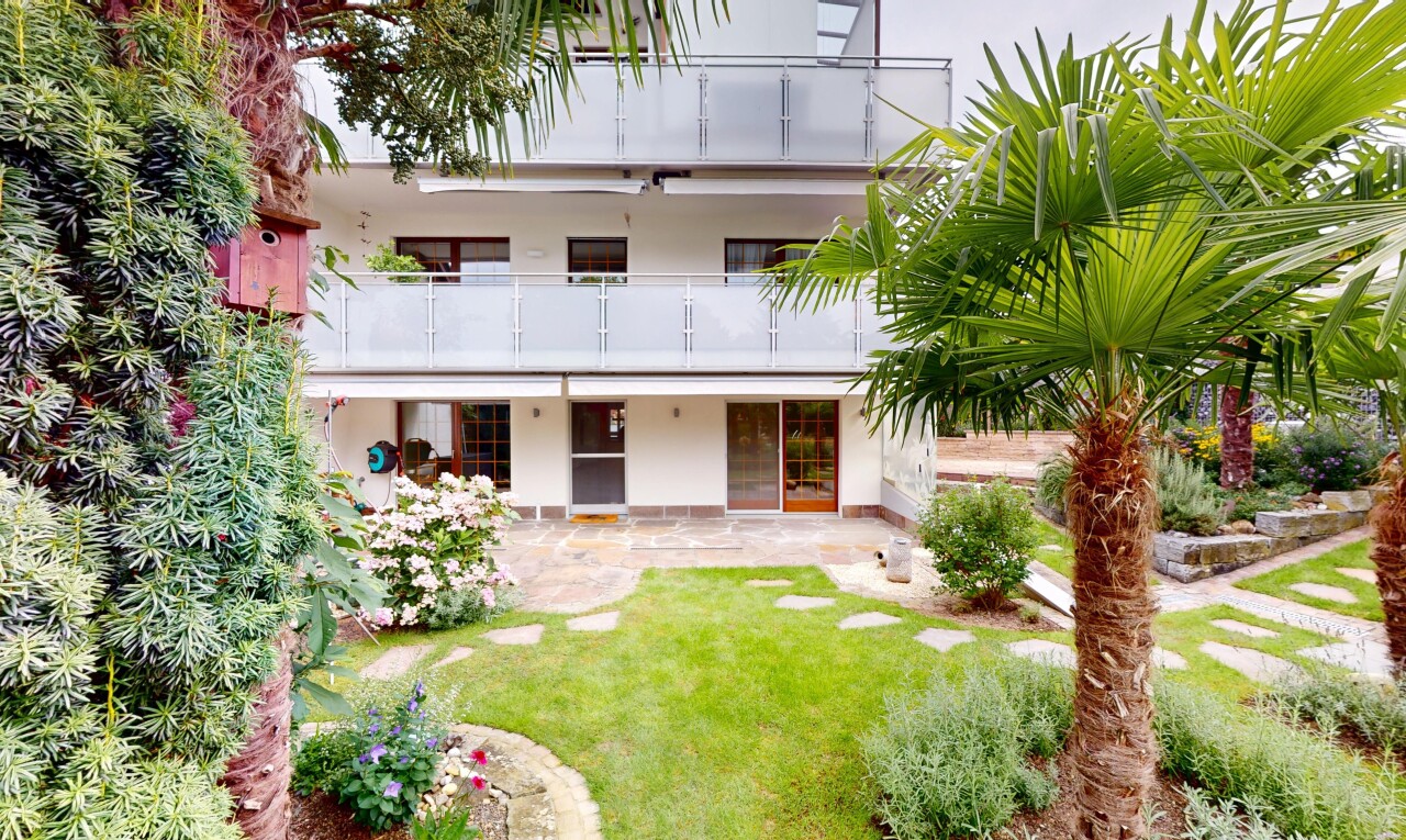 façade avec bardage en stuc, terrasse, balcon, property visible, et overcast