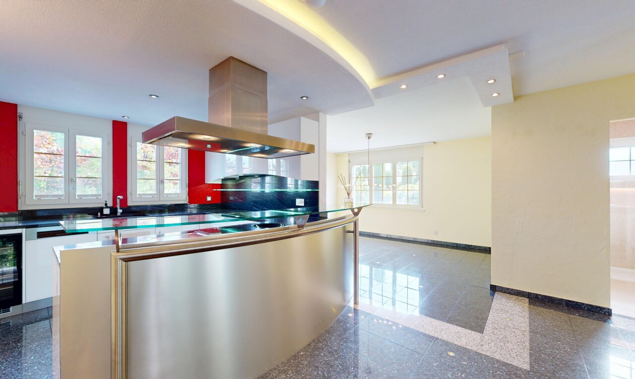 cuisine avec hotte, lumière naturelle, natural light, plinthes murales, et baseboards wall