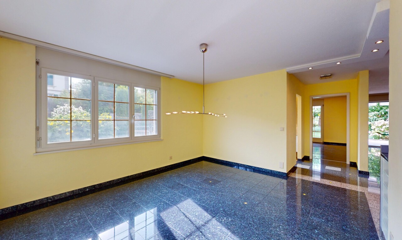 pièce vide avec natural light, lumière naturelle, baseboards wall, plinthes murales, et drywall