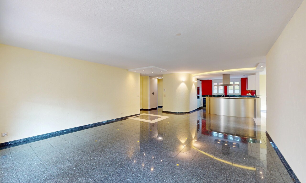 pièce vide avec drywall, cloison sèche, natural light, lumière naturelle, et inside community