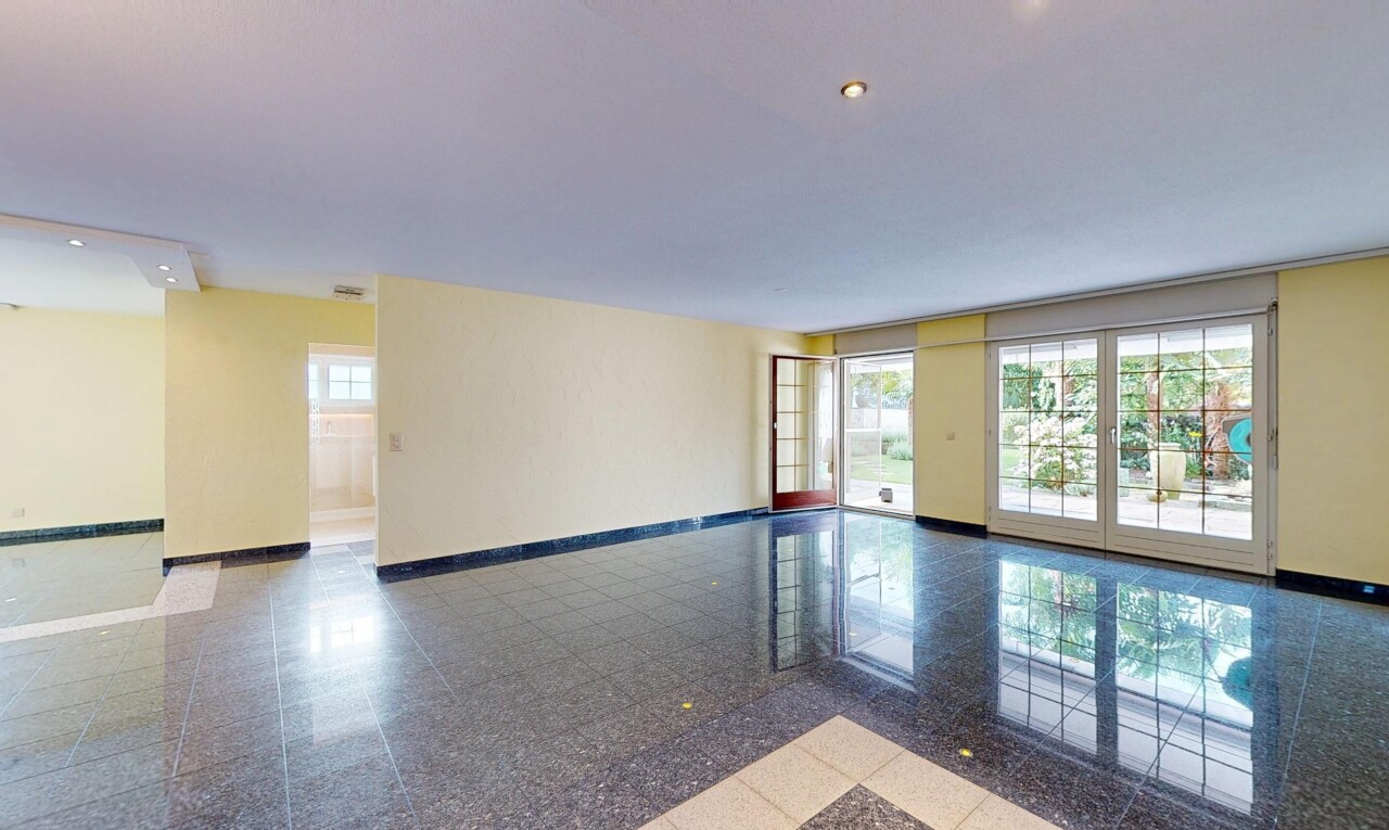 pièce vide avec natural light, lumière naturelle, inside property, drywall, et cloison sèche
