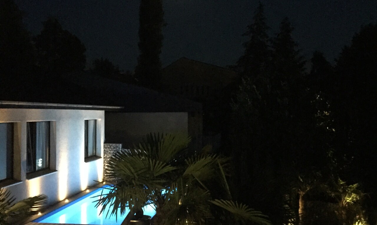 piscine avec night time, property visible, piscine, et télévision