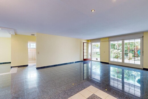 pièce vide avec natural light, lumière naturelle, inside property, drywall, et cloison sèche