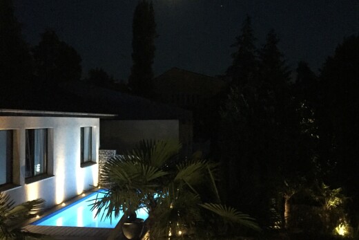 piscine avec night time, property visible, piscine, et télévision