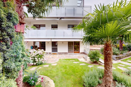 façade avec bardage en stuc, terrasse, balcon, property visible, et overcast