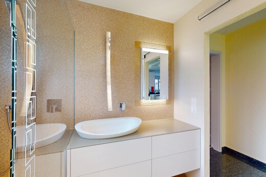 salle de bains avec lavabo (ou coiffeuse selon le contexte), miroir, inside property, plinthes murales, et baseboards wall