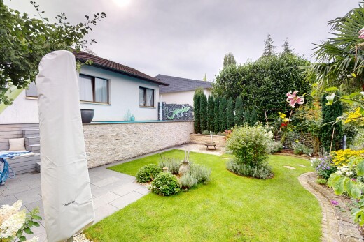 jardin avec terrasse, property visible, overcast, et pelouse