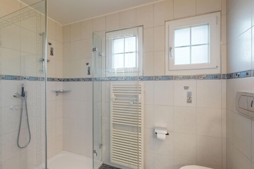 salle de bains avec radiateur, salle de bain complète, natural light, lumière naturelle, et douche