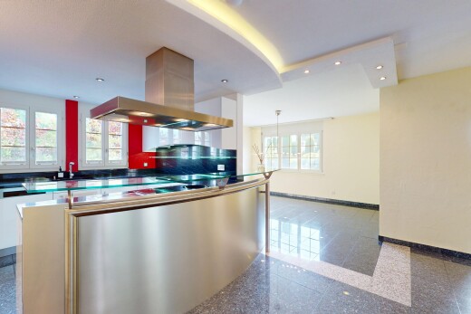 cuisine avec hotte, lumière naturelle, natural light, plinthes murales, et baseboards wall